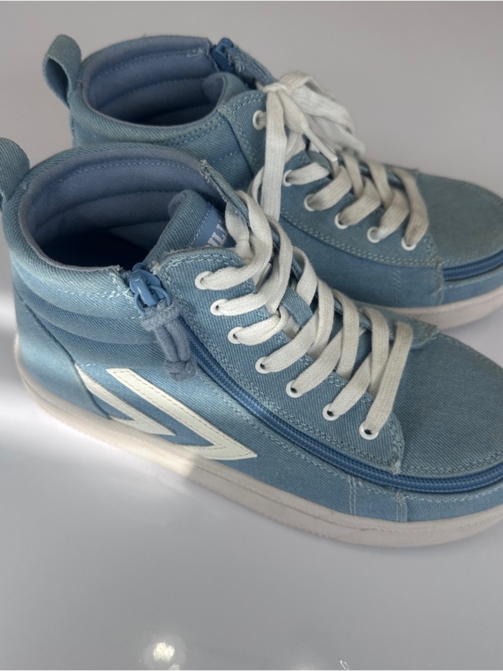 Billy Kids 4w Women’s 5.5 High-Top Sneakers in Light Blue with White Accents